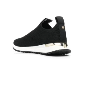 Svarta sneakers från Michael Kors - Stilrena svarta sneakers från Michael Kors. Skriv till mig om ni vill ha bild på dom jag säljer! Nypris ligger runt 1800kr, eftersom mina inte är helt nya säljer jag dom billigt! Storleken är 37,5