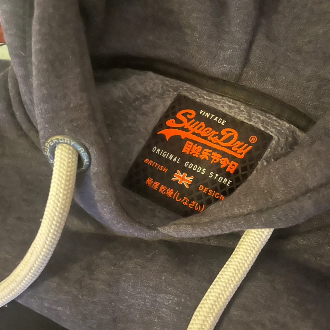 Grå och svart hoodie från Superdry - 3