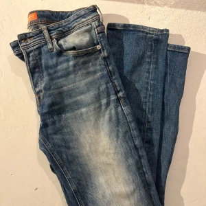 Jack&Jones jeans  - Blåa Jack&Jones jeans med skit snygg tvätt som sitter jätte najs. Storlek 29/30. Säljer för 150kr. Kan gå ner i pris vid snabb affär! 