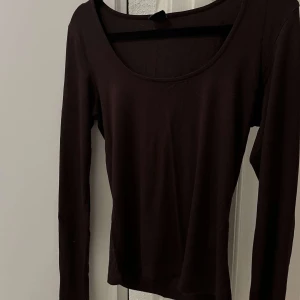 BRUN SOFTTOUCH - GinaTricot - Brun softtouch tröja från Gina, med slits i armarna. Bra skick och jätte bekväm. 