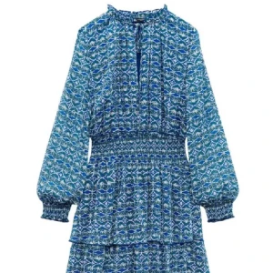 Blå mönstrad klänning från Zara - Blå klänning från Zara, storlek XS. Nästan oanvänd.