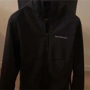 Peak Performance - Säljer en stilren svart jacka från Peak Performance. Jackan har en dragkedja framtill och är långärmad. Perfekt för en sportig look eller vardagsbruk. Ny pris går för 2999:-, de säljs inte längre❌