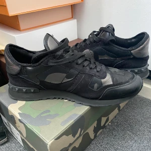 Valentino Rockrunner - Valentino Rockrunners strl 40, passar 41. Ok skick. Box och dust bags medföljer  