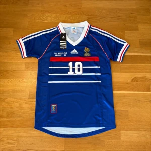 Frankrike  - Säljer denna klassiska Frankrike tröja från 1998. Den finns i storlek S, M x2 och L. Denna annons är L. Vid minsta fundering är det bara att höra av sig.😁🙌🏻 (aldrig använd)