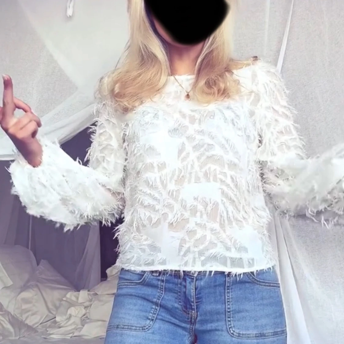 Vit blus med fjäderdetaljer - 1