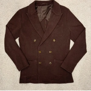 John Henric Kavaj - Stilren brun John Henric kavaj. Knappt använd då den inte kommit till användning. Storlek XS men passar även S som jag personligen har. Fler bilder finns att få!