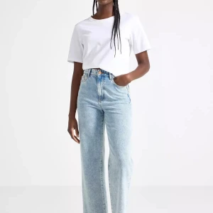 Ljusblå högmidjade jeans - Snygga ljusblå jeans med hög midja och rak passform. Perfekta för en avslappnad stil. Klassisk design med fem fickor och knappgylf.