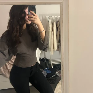 Beige tröja Gina - Säljer denna beige slutsålda tröjan från gina, med vida ärmar och åtsittande midja. Den är lite ”metallic”/ glitrrig. Använt ett fåtal ggr, kontakta vid intresse o fler bilder.