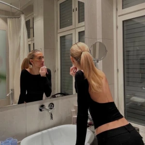 Alobha long sleeve  - Säljer en populär långärmad topp från alobha med öppen rygg då den tyvärr inte kommit till användning, den säljs inte längre! Knappt använd 💕💕 