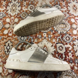 Valentino Skor - Hej! Säljer nu mina skor från märket Valentino , storlek 37.5, använt skick . Givetvis äkta, Tveka inte på att höra av dig om du har frågor eller funderingar kring skorna!