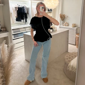 Svart blus från H&M - Snygg svart blus med volangdetaljer på ärmarna. Blusen har en rund halsringning och är tillverkad i ett lätt och luftigt material! Prislapp kvar, aldrig använd 🤎🤎