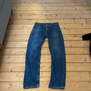 Jeans - SUPERKAP! - Säljer dessa marinblåa jeans som är i ett hyfsat skick, men väldigt billigt! Vid funderingar kring pris eller fler bilder så är det bara att kontakta mig! Kolla även in min sida. Säljer kläder sjukt billigt och då har du chansen att köpa bundles…Med vänlig hälsning, 👋  