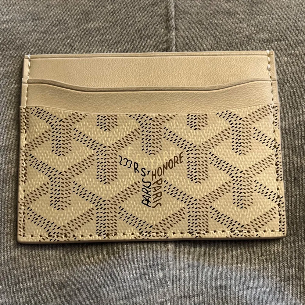 Beige korthållare i nytt skick, kommer med låda. Laukut & Käsilaukut.