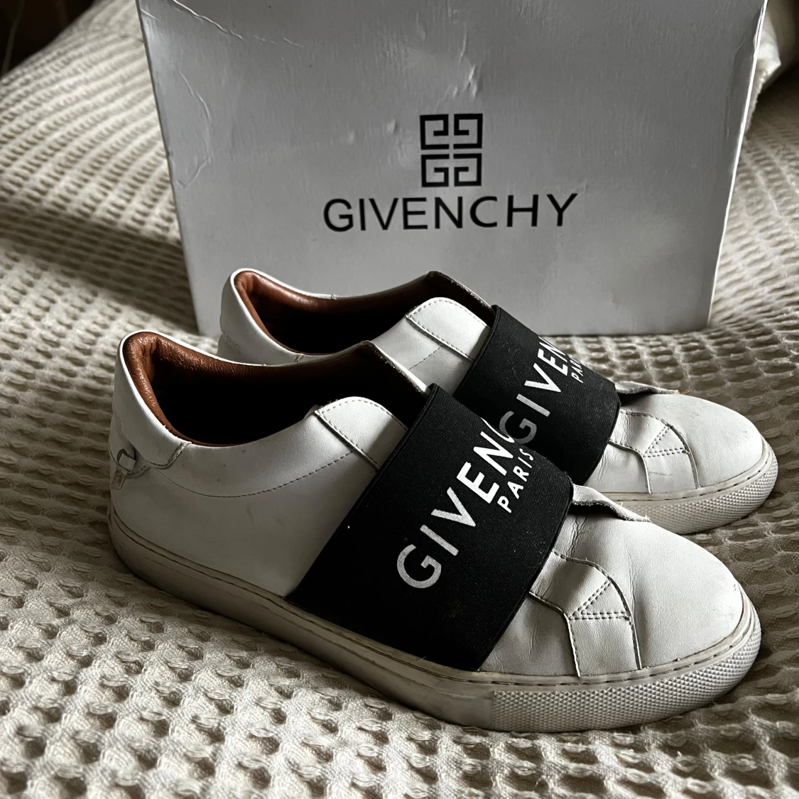 Vita sneakers från Givenchy - 2