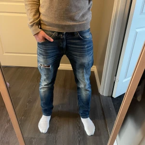 Distressed jeans från Replay - Snygga blå jeans från Replay med slitningar, de är modellen zonman, nypris 1500kr. De är storlek W31 L32, och passar bra på mig som är 180cm. Tveka inte att ställa frågor, priset kan diskuteras! 💯