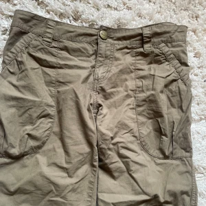 Lågmidjade cargo byxor - Snygga lågmidjade cargobyxor utan bakficka. Märket är Calliope och de är nästan helt oanvända. Skriv för frågor.