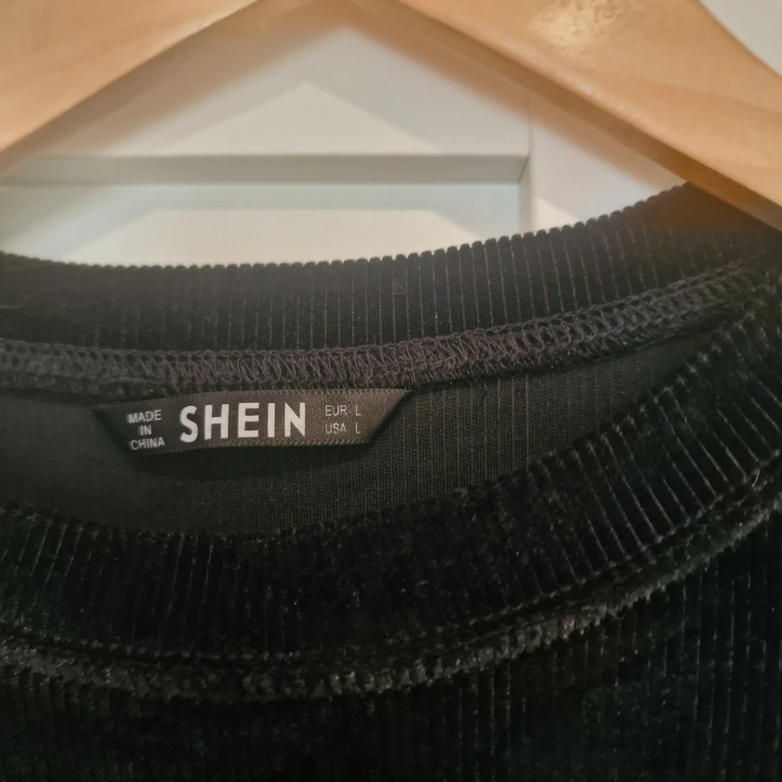 Svart croppad topp från Shein - 1