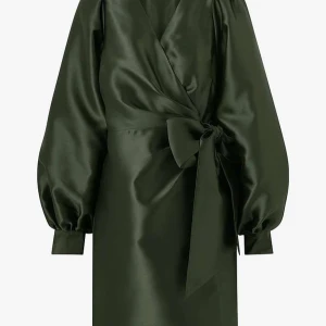 Mörkgrön omlottklänning från Joelle - Elegant mörkgrön omlottklänning med långa puffärmar och knytning i midjan. Klänningen har en v-ringad design och en subtil slits framtill, vilket ger en sofistikerad look. Ny med lappar kvar. Storlek 48