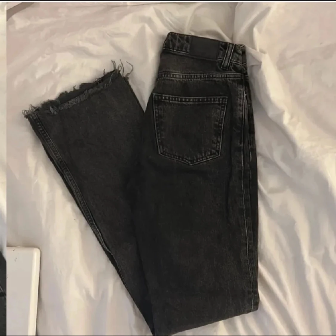 Svarta jeans med råa kanter - 1