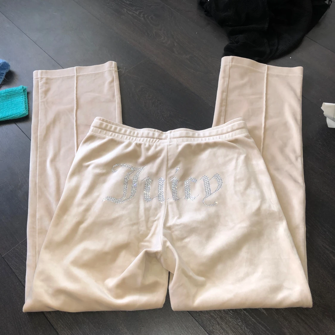 Beige mjukisbyxor från Juicy Couture - 2