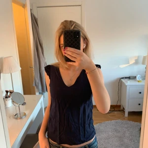 Marinblå topp - Säljer denna jättesöta marinblåa blusen/linnet. Det är i nyskick och har ej några defekter💞Hör av dig vid frågor eller fler bilder!