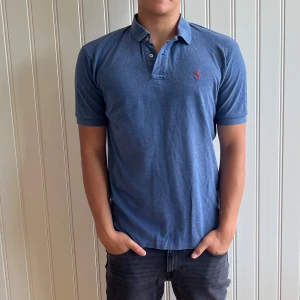 Blå Piké tröja från Ralph Lauren - Snygg blå pikétröja från Ralph Lauren. Tröjan är i storlek L och är i mycket bra skick. Passar M och L.