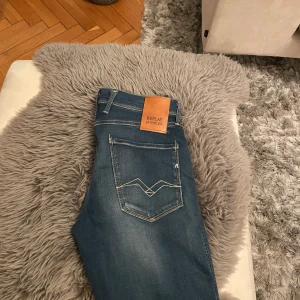 Blå Replay Jeans - Snygga blå jeans från Replay. Feta med alla klädstilar. Testat en gång, nu väljer jag att sälja dem. Dm för minsta fråga! Byte är det bara att komma med förslag på!