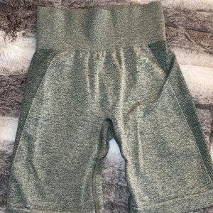 Gymshark shorts - Snygga mintgröna shorts från Gymshark i en tight passform. Perfekta för träning med en bekväm  midja och elastiskt material som ger bra stöd. Diskret logga på framsidan och text på midjebandet. JÄTTE SKÖNA💕💕💕💕