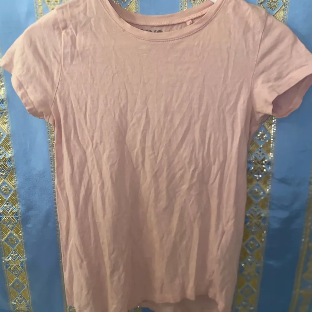 Säljer en enkel och stilren rosa t-shirt från FSBN Sister. Den har en klassisk rund hals och korta ärmar, perfekt för en avslappnad look. Tillverkad i mjukt material för extra komfort.. T-paidat.
