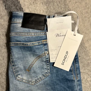 Dondup Jeans - Säljer nu dessa riktigt feta dondup jeans pga att de är för små, storleken är 30 och modellen heter GAIA. Allt OG medföljer. Vid yttligare frågor, tveka inte att lämna ett DM