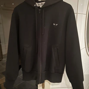 Svart zip hoodie från Comme des Garçons - Tjena!🙌🏻Säljer en svart zip hoodie från Comme des Garçons som är i nyskick. En snygg och fräsch zip som funkar i alla tillfällen. Hör av er för frågor eller funderingar. MHV/Totte j
