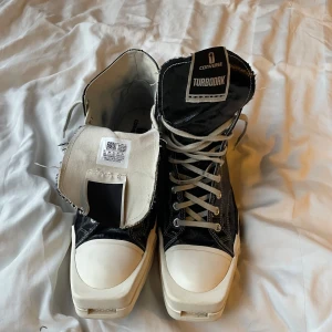 Rick Owens Converse chuck taylors - Rick owens collab med Converse, med fyrkantig tå och hög skotunga! Säljer då dem är lite för stora för mig!, skosnörena och insidan är lite färgade från utsidan, men annars toppskick!