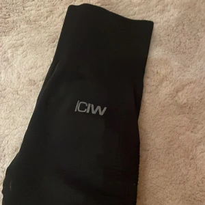 Svarta leggings från ICANIWILL - Snygga svarta leggings från ICANIWILL med hög midja. Storlek s