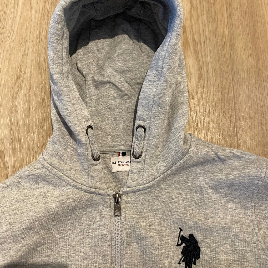 Grå hoodie från U.S. Polo Assn. - 4
