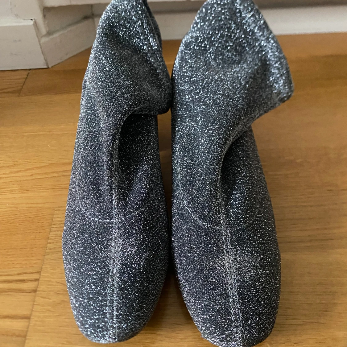 Glittriga boots med klack