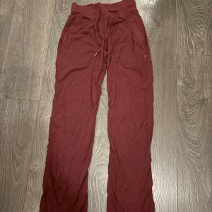 Vinröda byxor från Lululemon - Snygga vinröda Dance studio pants från Lululemon i storlek 2. Mid rise och är sååå sköna men är tyvärr försmå för mig. Som nya, använda 1 gång🥰  nypris 1280kr