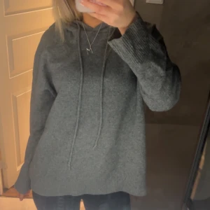 Stickadhoodie - Säljer denna super snygga stickadhoodie!! Inga defekter eller något sånt! Skriv för mer bilder💗storlek M men passar även S. sista bilden är lånad