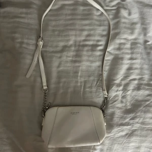 Väska - Säljer den här snygga väskan pågrund av att den inte kommer till användning, fick den och hittar ingen lapp❤️