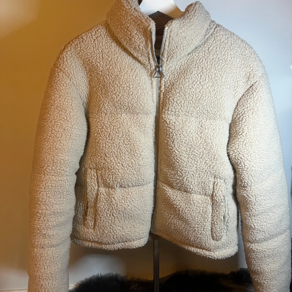 Beige teddyjacka med dragkedja