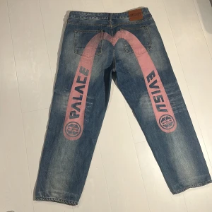 evisu x palace selvedge jeans - AHHHH SATAN VAD FETA🐆🐆 otroligt sällsynta evisu palace brallor köpts i butik med bevis! säljer de då de är för stora tyvärr, fetaste jeansen jag äger!