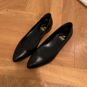 Svarta finskor från Gallucci! Ny pris: 1500kr!!! - Eleganta svarta ballerinaskor från Gallucci i läder!  Tillverkade i Italien! Endast använd ca 1 gång!