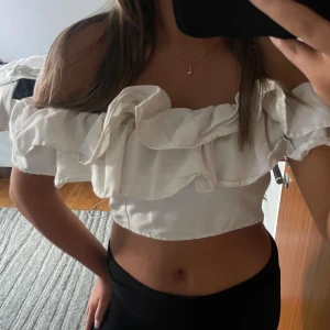 Vit offshoulder topp med volang - Säljer denna söta topp från Gina Tricot. Använt upp till 3 gånger.