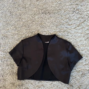 bolero  - Svart bolero i skönt material 