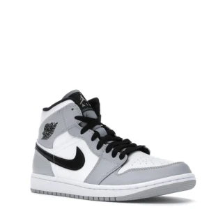 Nike Air Jordans i svart, vit och grå - Snygga Nike Air Jordans i en stilren kombination av svart, vit och grå. Knappt använda. Ifall ni vill ha fler bilder får ni skriva privat💕 har inte kvar lådan