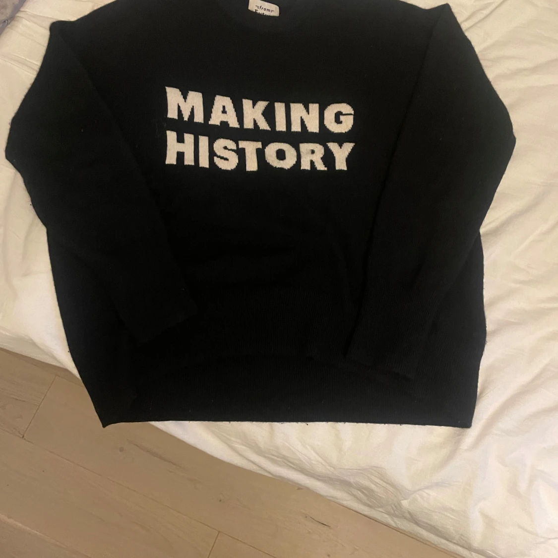 Svart tröja med text - 1