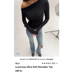 Nelly Topp - Otroligt snygg tröja med en hängande ärm över axeln storlek S har prislappen kvar helt ny bara testad och fel storlek. ❤️😍