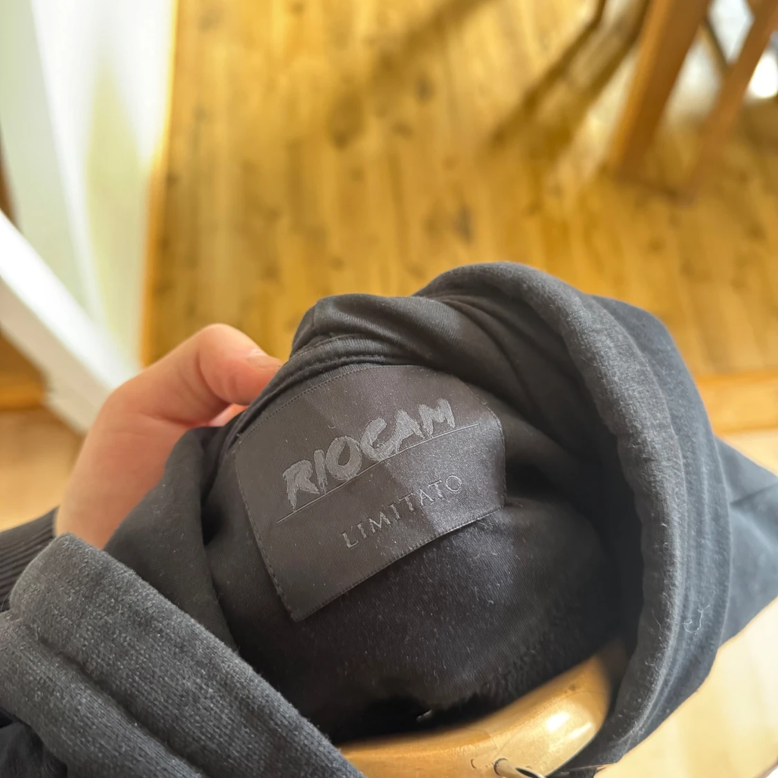 Svart hoodie från Limitato - 3