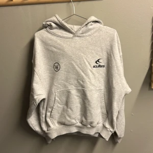  hoodie Scuffers - Grå hoodie från scuffers storlek m