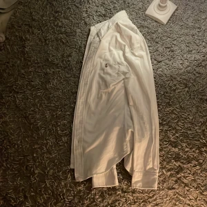 Vit skjorta från Ralph Lauren - En snygg vit skjorta från Ralph Lauren i storlek Xs sitter bra på mig som är 172 men skulle säga att den passar lite längre folk och kortare. Du kan få med en till exakt lika dan blå för 600.