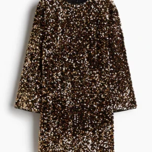 Glittrig klänning med paljetter - Snygg glittrig HM klänning i storlek xs täckt med paljetter i guld och svart. Den har långa ärmar och en kort längd som ger en festlig look. Perfekt för att glänsa på festen! Använd en gång. Inget tecken på användning 